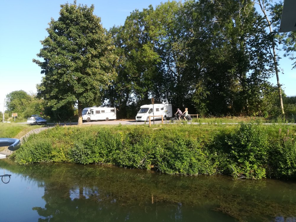 Aire camping-car  Clry-sur-Somme (80200) - Photo 3
